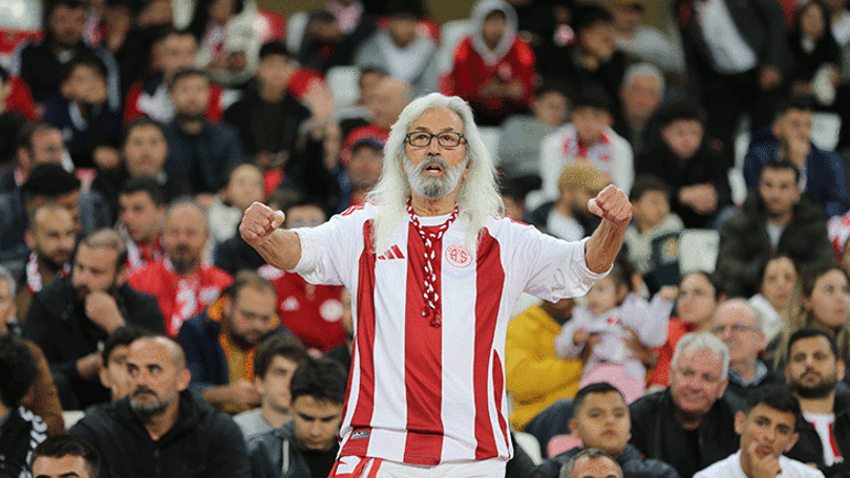 Tribünlerin Gandalf Dedesi Amigo Miloş Ömrünü kırmızı ve beyaz renklere adadı