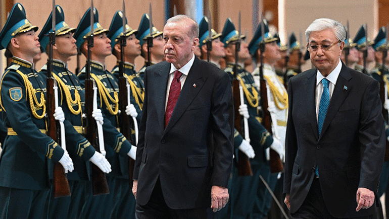 Cumhurbaşkanı Erdoğan, Kazakistan’da resmi törenle karşılandı