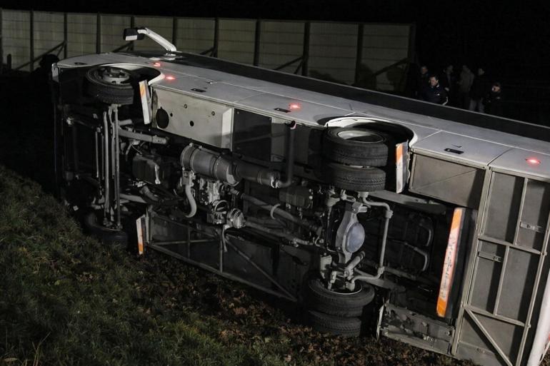 Ma&ccedil; d&ouml;n&uuml;ş&uuml; korkun&ccedil; kaza Taraftarları taşıyan midib&uuml;s devrildi: 3&rsquo;&uuml; ağır 25 yaralı