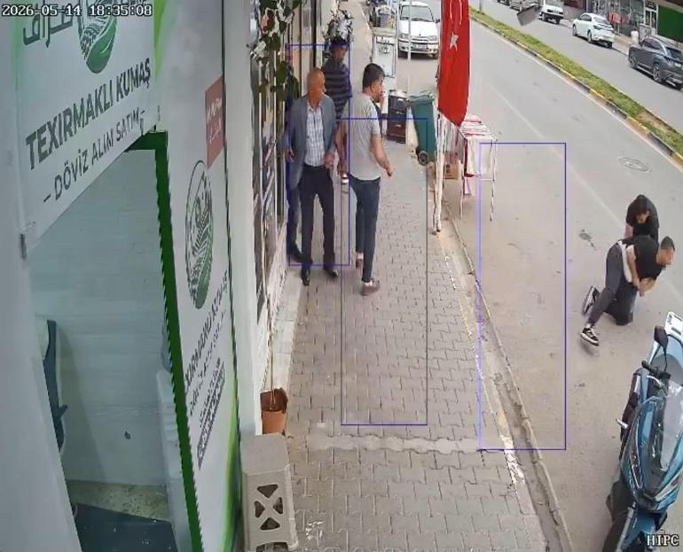 Hatay&rsquo;da d&ouml;viz b&uuml;rosunda &ouml;l&uuml;mle burun buruna geldi Kurşunlardan saniyelerle kurtuluş kamerada