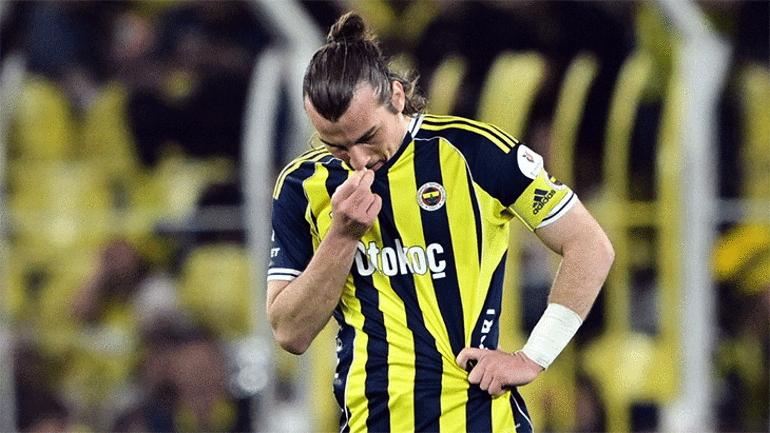 Fenerbahçe taraftarından oyunculara ıslıklı tepki Tribünde İsmail Kartal pankartı