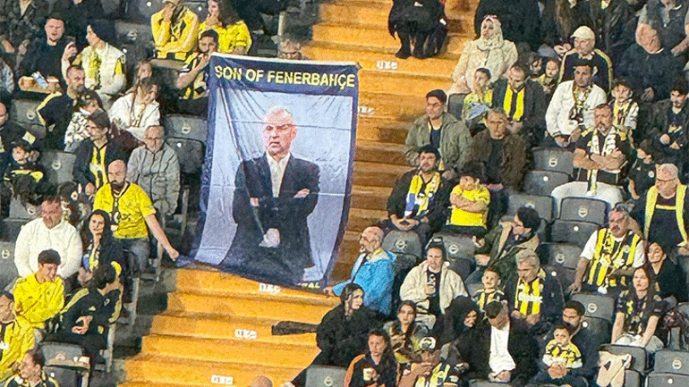 Fenerbahçe taraftarından oyunculara ıslıklı tepki Tribünde İsmail Kartal pankartı