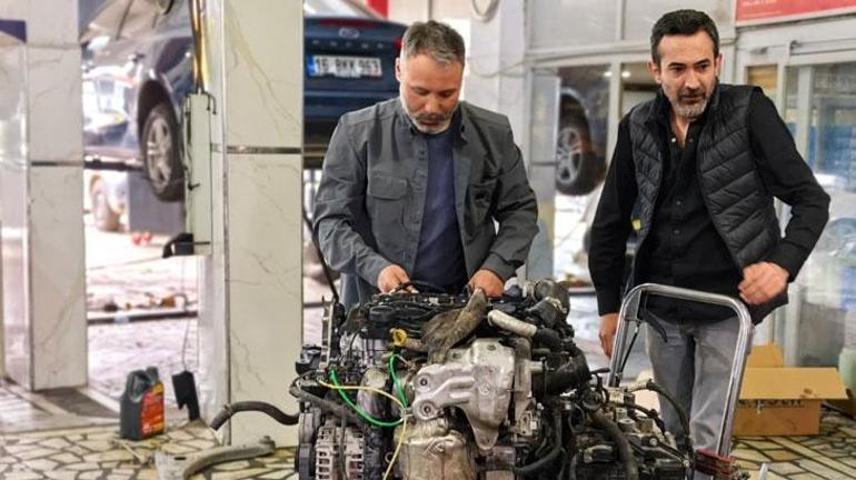 Kamyonetin motorunda giden tamirci sosyal medyada gündem oldu: Müşteriyi 40 bin liradan kurtardık