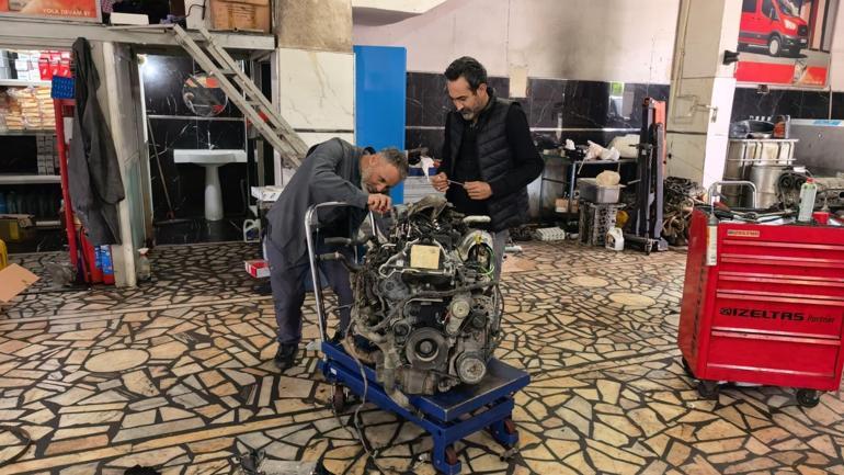 Kamyonetin motorunda giden tamirci sosyal medyada gündem oldu: Müşteriyi 40 bin liradan kurtardık