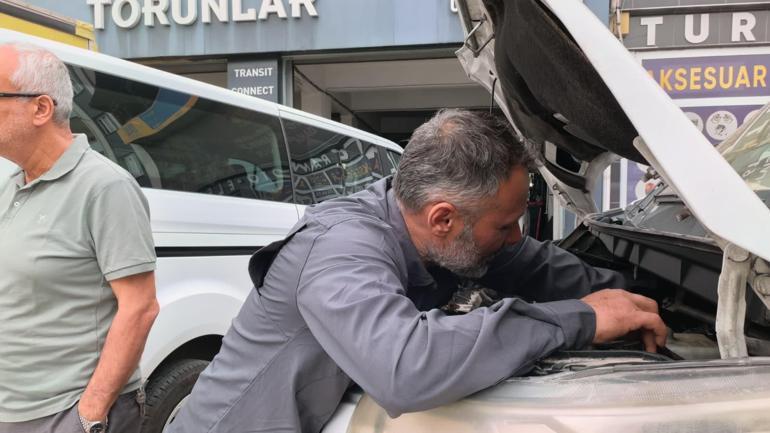 Kamyonetin motorunda giden tamirci sosyal medyada gündem oldu: Müşteriyi 40 bin liradan kurtardık
