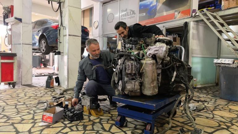 Kamyonetin motorunda giden tamirci sosyal medyada gündem oldu: Müşteriyi 40 bin liradan kurtardık