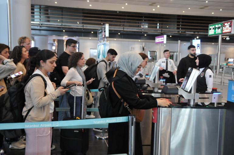 Bolu dağı kilitlendi Tatilciler yola çıktı... Uzun araç kuyrukları oluştu