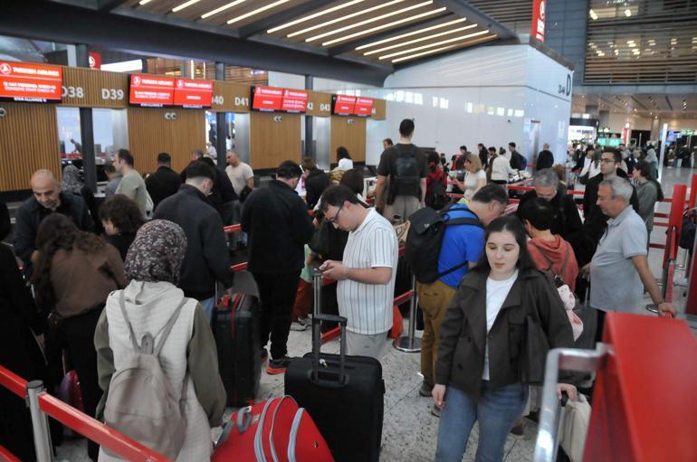 Bolu dağı kilitlendi Tatilciler yola çıktı... Uzun araç kuyrukları oluştu