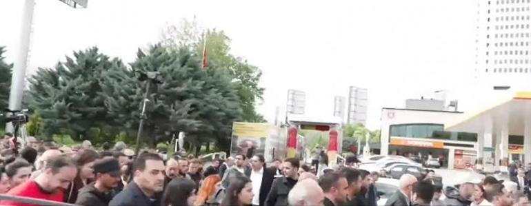 Son dakika... CNN T&uuml;rk Muhabirine m&uuml;dahale Canlı yayında gergin anlar