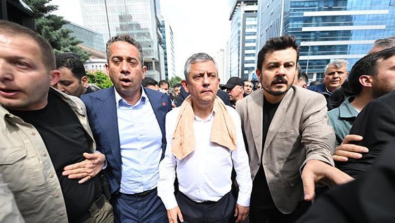 Son dakika... CNN Türk muhabirine müdahale Canlı yayında gergin anlar: Ali Mahir Başarır sol kulağıma vurdu