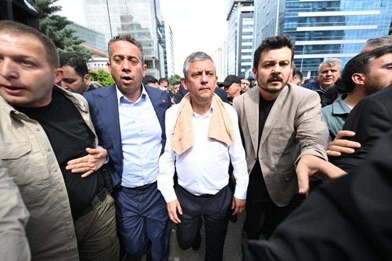 Kılıçdaroğlunun ekibi CHP Genel Merkezinde Özelin afişleri indirildi