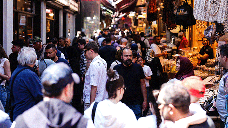 Bayram öncesi Eminönü’nde insan seli Çarşıda adım atacak yer kalmadı