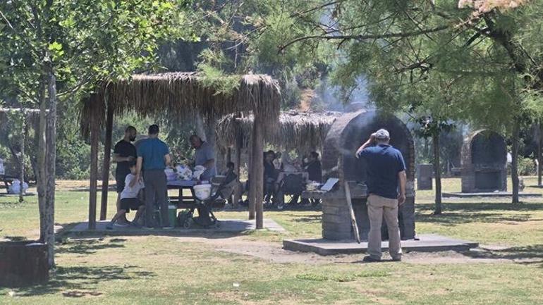 Kuşadası’nda oteller doldu, plajlarda adım atacak yer kalmadı Nüfus 1 milyona dayandı