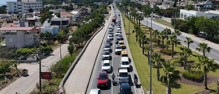 Kuşadası’nda oteller doldu, plajlarda adım atacak yer kalmadı Nüfus 1 milyona dayandı