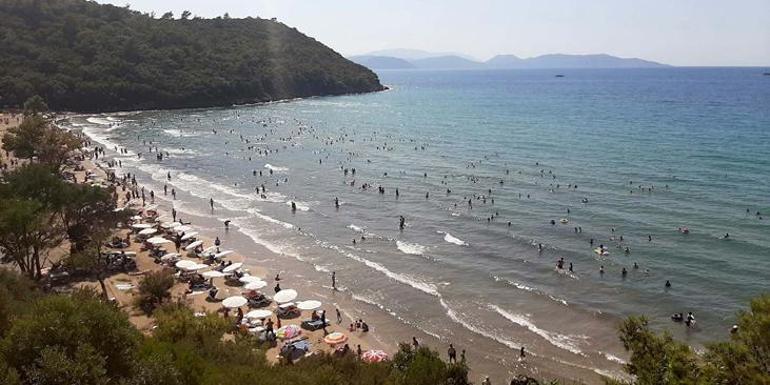 Kuşadası’nda oteller doldu, plajlarda adım atacak yer kalmadı Nüfus 1 milyona dayandı