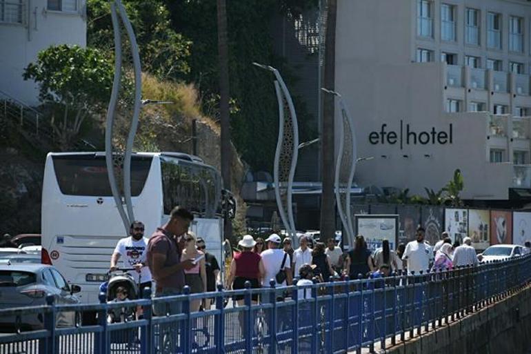 Kuşadası’nda oteller doldu, plajlarda adım atacak yer kalmadı Nüfus 1 milyona dayandı