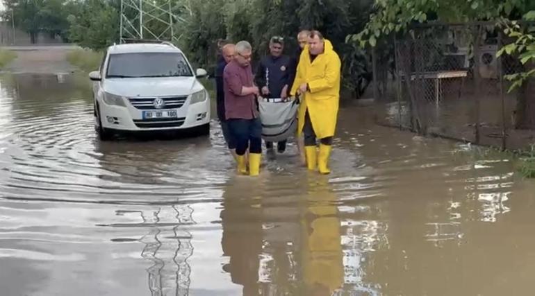 Sağanak ve dolu bazı illerde hayatı felç etti Yollar çöktü, evleri su bastı, dereler taştı
