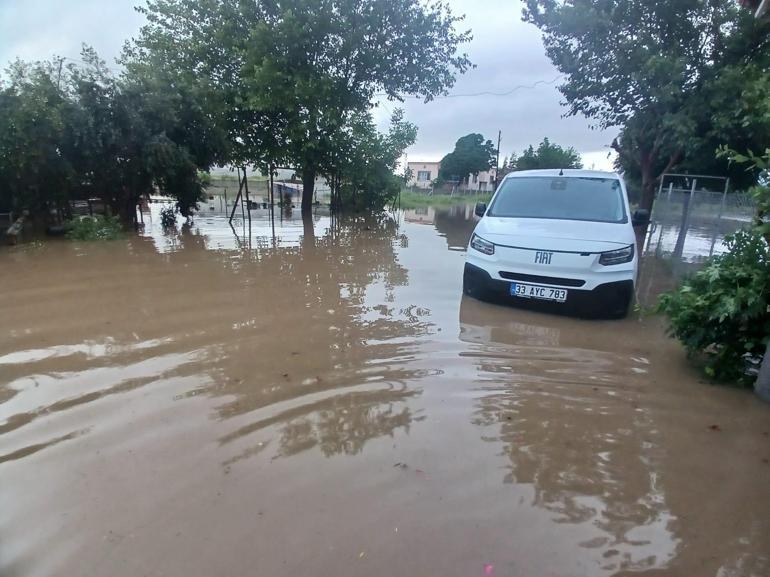 Sağanak ve dolu bazı illerde hayatı felç etti Yollar çöktü, evleri su bastı, dereler taştı