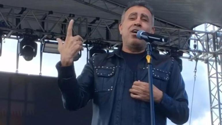 Haluk Levent konser sırasında fenalaşarak sahneden indi