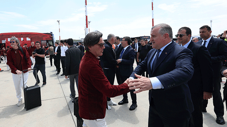 Bakan Bak, Milli futbolcuları ABDye uğurladı