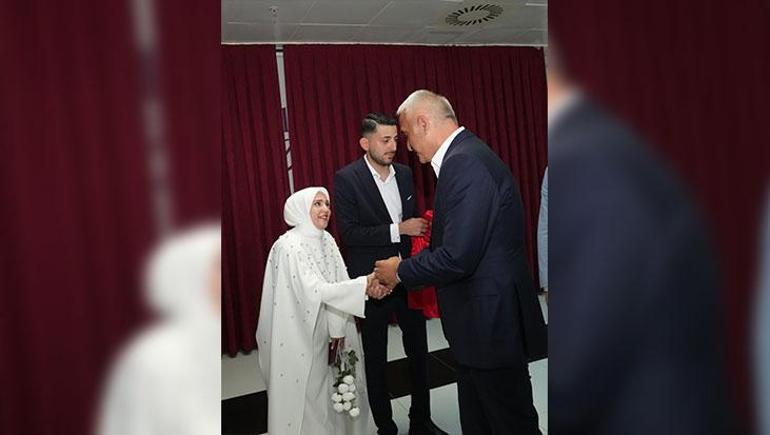 Bakan Ersoydan yeni evlenen çifte sürpriz