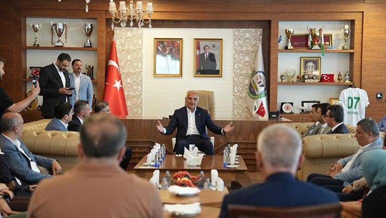 Bakan Ersoydan yeni evlenen çifte sürpriz