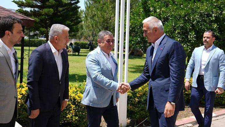 Bakan Ersoydan yeni evlenen çifte sürpriz