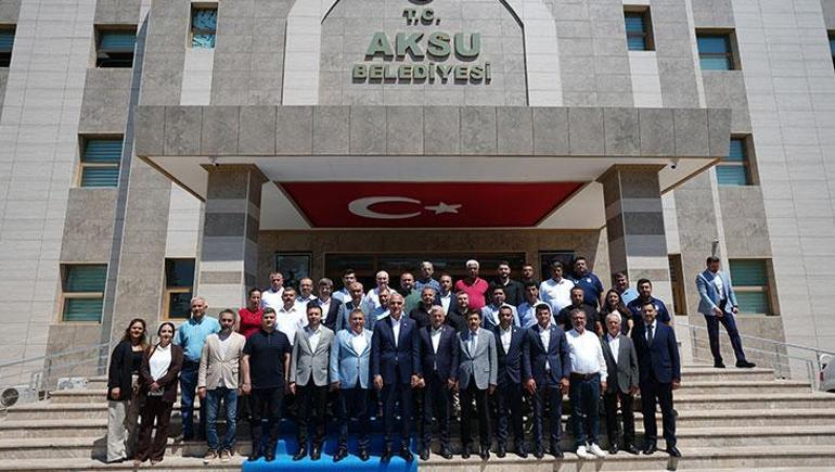 Bakan Ersoydan yeni evlenen çifte sürpriz