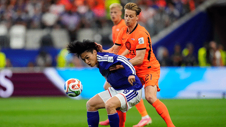 Hollanda-Japonya maçının canlı yayınında Keisuke Hondadan peş peşe gaflar 1.93 kanat mı olur, ekrandaki kadın kim