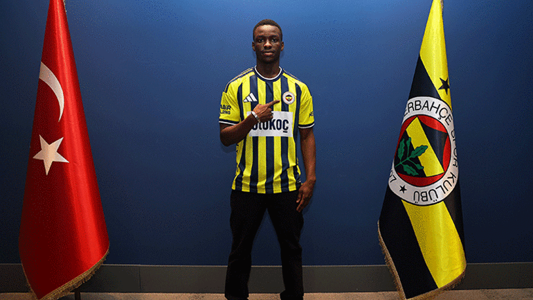 Amara Diouf, Fenerbahçeye 5 yıllık imzayı attı Oğuz Çetin: Özel proje yaptığımız bir oyuncu