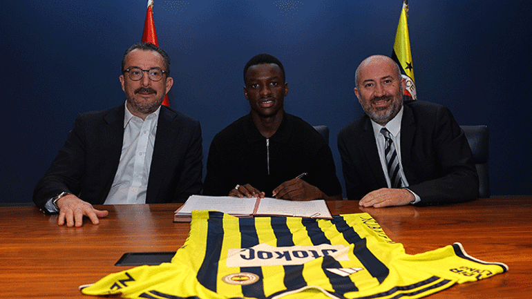 Amara Diouf, Fenerbahçeye 5 yıllık imzayı attı Oğuz Çetin: Özel proje yaptığımız bir oyuncu