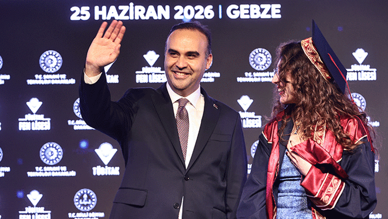 Bakan Kacır öğrencilere diplomalarını verdi: Sizler bizim umudumuzsunuz