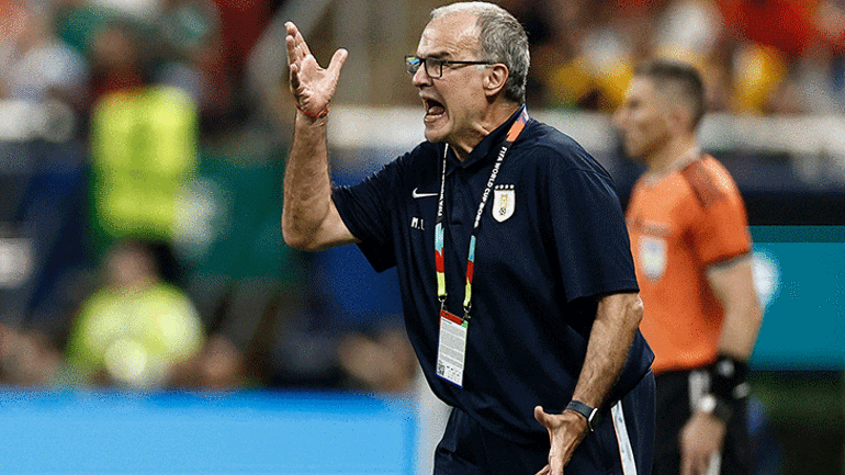 Uruguay teknik direktörü Marcelo Bielsa çılgına döndü Canlı yayında muhabire bağırdı