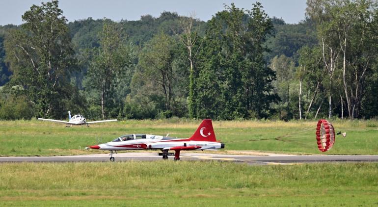 6a40f166a7721fe8b138860e Türk Yıldızları Belçika'da nefes kesti! En uzun gösteriye imza attı