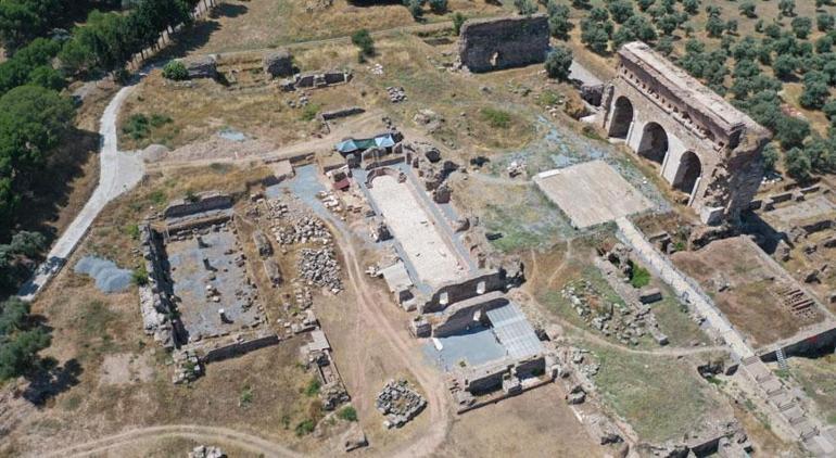Bakan Ersoy: Tralleıste 2 bin yıllık 300 kişilik antik havuz gün yüzüne çıkarıldı