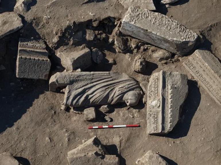 Aspendosta 1800 yıllık tarihi keşif Şifanın sembolü dev heykel gün yüzüne çıktı