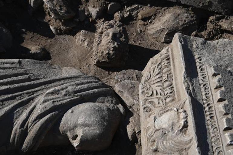 Aspendosta 1800 yıllık tarihi keşif Şifanın sembolü dev heykel gün yüzüne çıktı