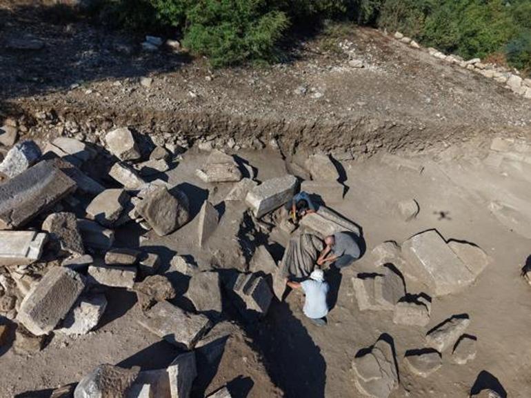 Aspendosta 1800 yıllık tarihi keşif Şifanın sembolü dev heykel gün yüzüne çıktı