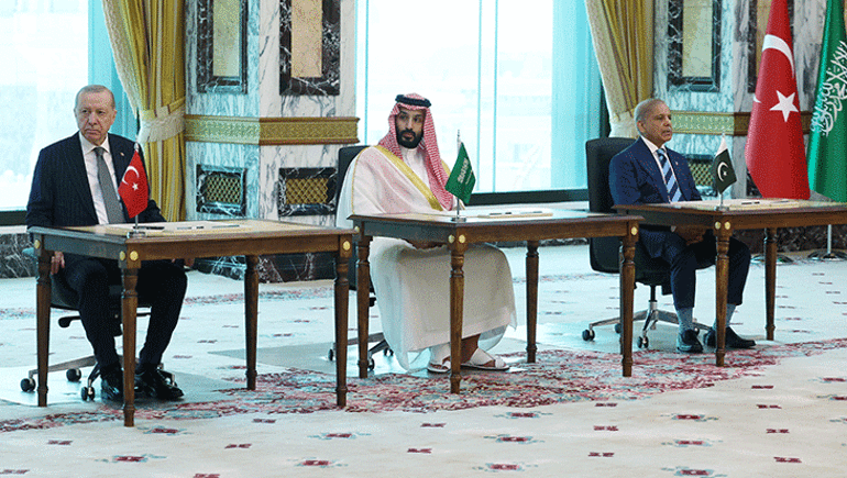 Son dakika... Cumhurbaşkanı Erdoğan Suudi Arabistanda 3 ülke Mekke Savunma Anlaşmasına imza attı