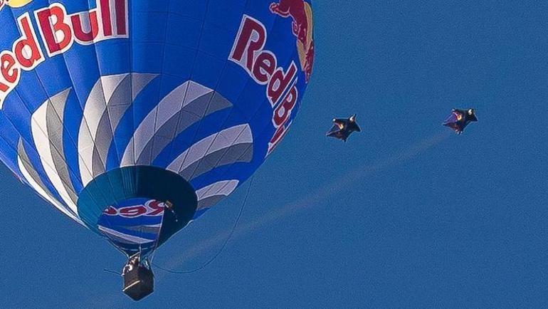 Marco Waltenspiel, Kapadokyada balonlar arasında 200 km/s hızla slalom yaptı