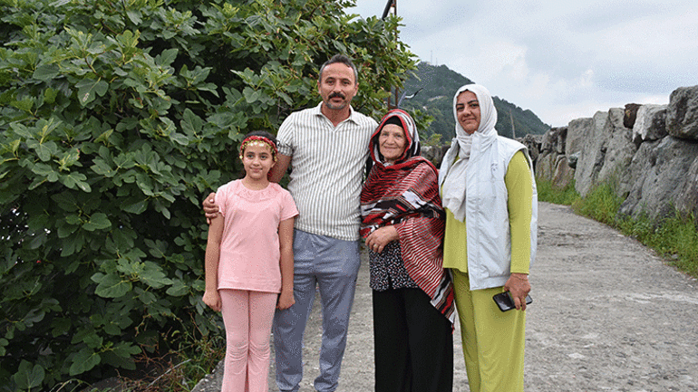 Trabzonspor reklam filminin yıldızı Hatice Akbaş: Salah bana söz verdi, oğlum gibi sarıldım