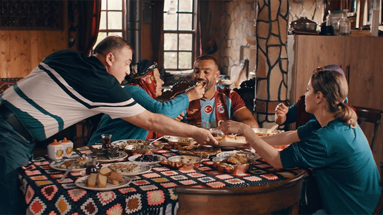 Trabzonspor reklam filminin yıldızı Hatice Akbaş: Salah bana söz verdi, oğlum gibi sarıldım