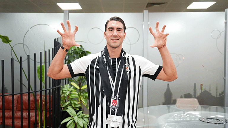 Beşiktaşın yeni transferi Dusan Vlahovic İstanbula geldi Türkçe mesaj: Şampiyon olmak istiyoruz