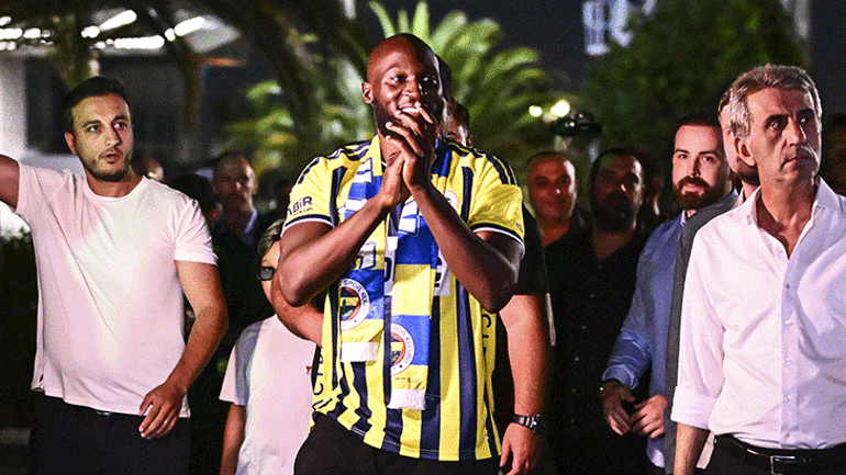 Fenerbahçenin yeni santrforu Romelu Lukaku İstanbula geldi