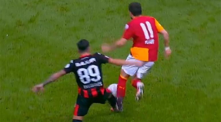 Galatasaray - Çorum FK maçının tartışmalı pozisyonlarını eski hakemler yorumladı Herhangi biri de kırmızı kart verir