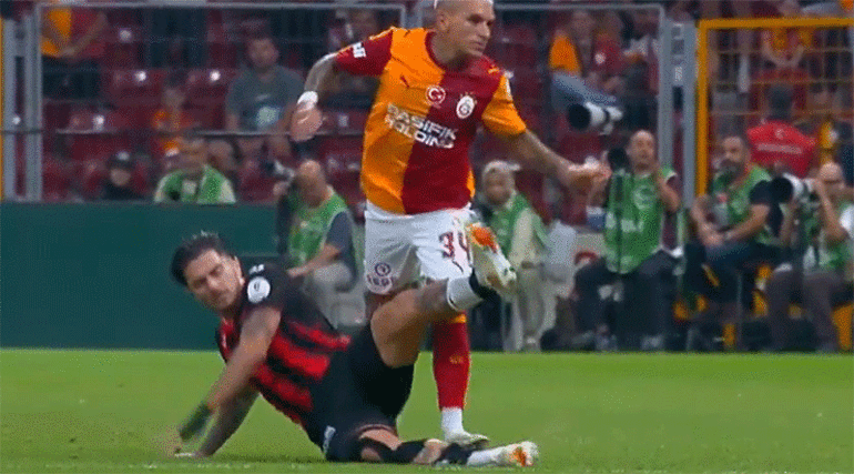 Galatasaray - Çorum FK maçının tartışmalı pozisyonlarını eski hakemler yorumladı Herhangi biri de kırmızı kart verir