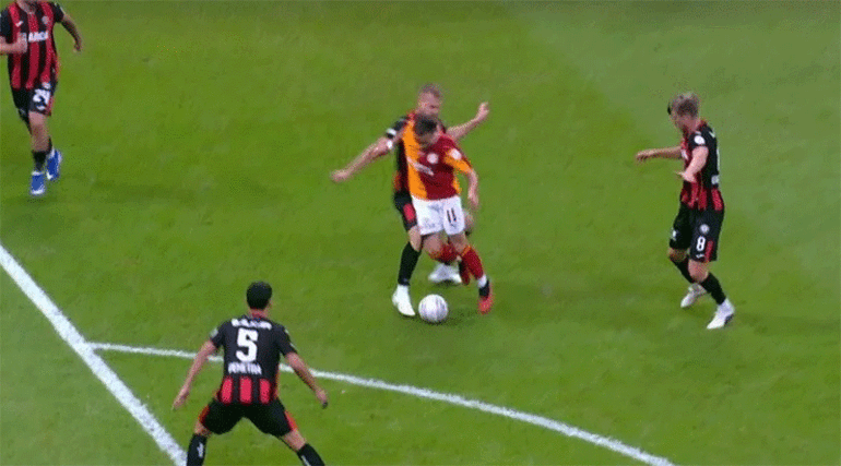 Galatasaray - Çorum FK maçının tartışmalı pozisyonlarını eski hakemler yorumladı Herhangi biri de kırmızı kart verir
