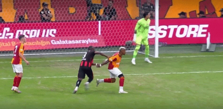 Galatasaray - Çorum FK maçının tartışmalı pozisyonlarını eski hakemler yorumladı Herhangi biri de kırmızı kart verir