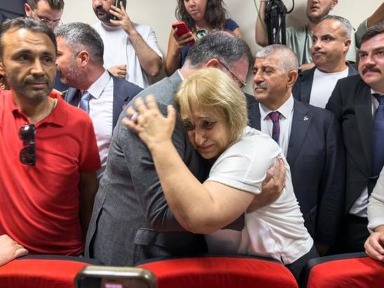 Son dakika... Menderes Belediyesi el değiştirdi CHP ve Yeni Partili üyeler birbirine girdi