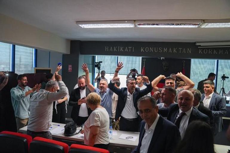 Son dakika... Menderes Belediyesi el değiştirdi CHP ve Yeni Partili üyeler birbirine girdi